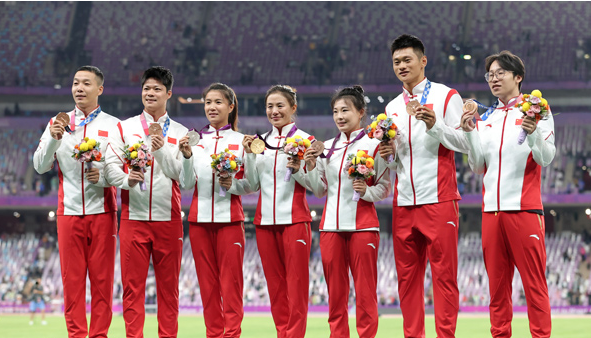 切阳什姐、苏炳添等7名中国运动员在杭州亚运会后领取奥运奖牌