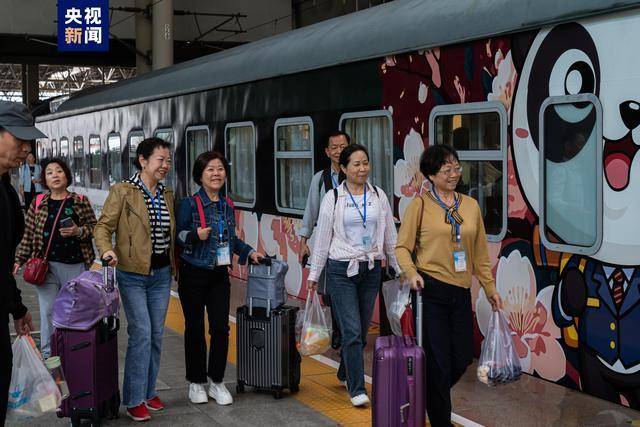 旅游:西南地区首趟旅游！中老两国旅游列车“熊猫专列”开行