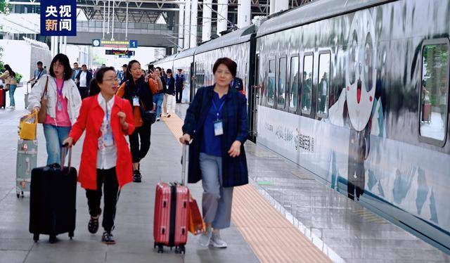 旅游:西南地区首趟旅游！中老两国旅游列车“熊猫专列”开行